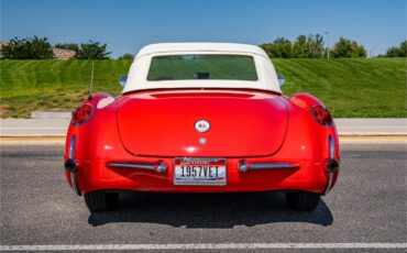 Chevrolet-Corvette-1957-Venetian-Red-Polo-White-Red-41
