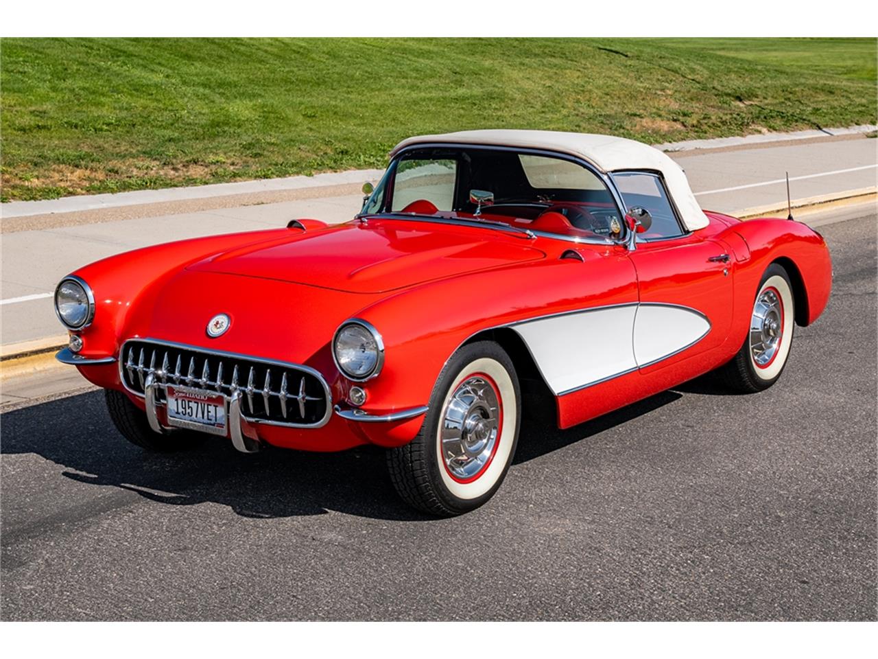 Chevrolet-Corvette-1957-Venetian-Red-Polo-White-Red-42