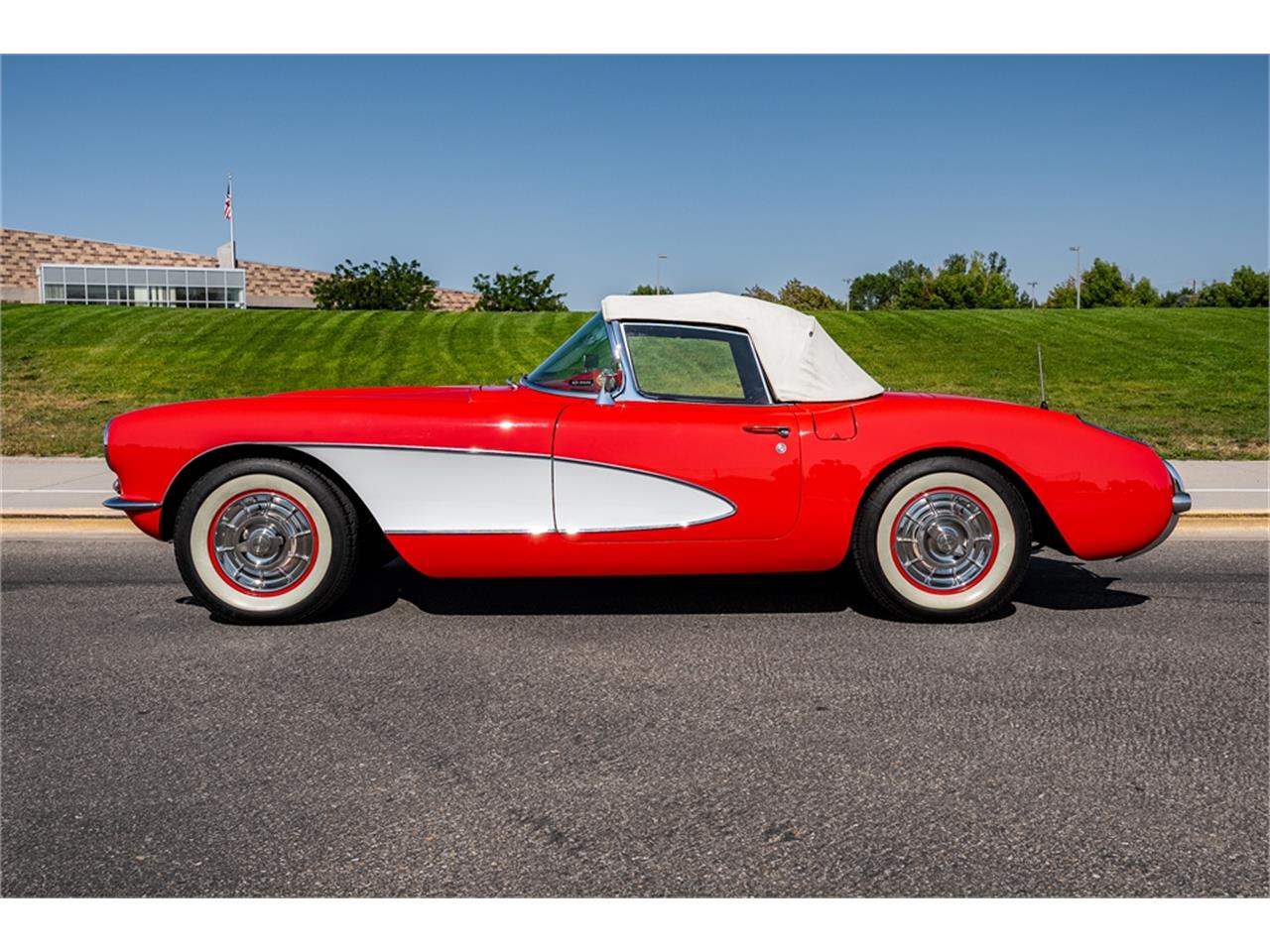 Chevrolet-Corvette-1957-Venetian-Red-Polo-White-Red-43