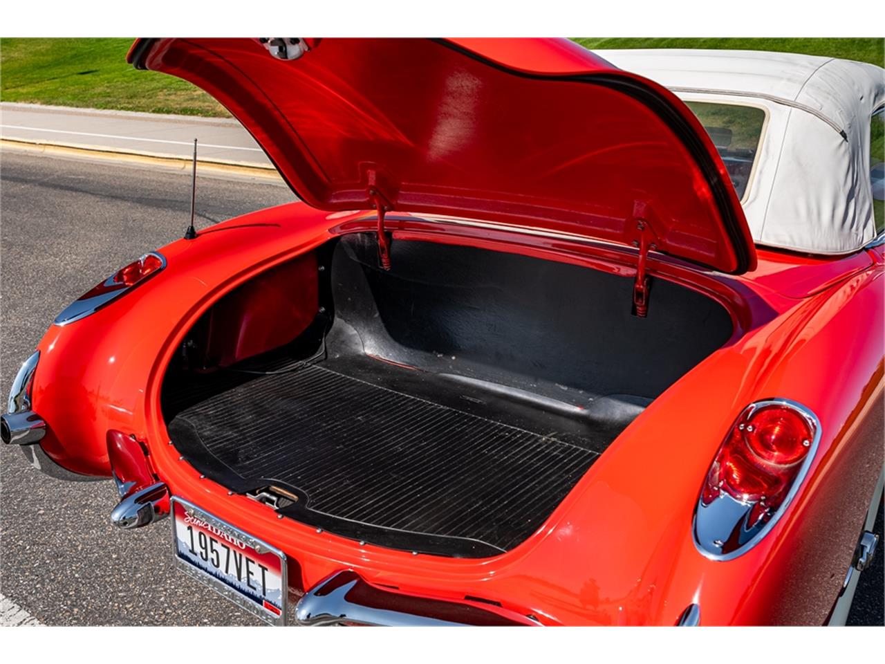 Chevrolet-Corvette-1957-Venetian-Red-Polo-White-Red-46
