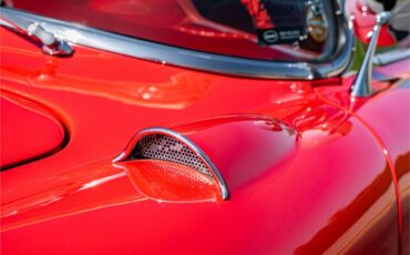Chevrolet-Corvette-1957-Venetian-Red-Polo-White-Red-5