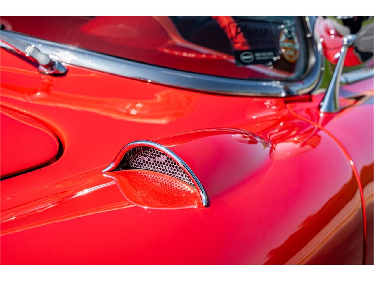 Chevrolet-Corvette-1957-Venetian-Red-Polo-White-Red-5