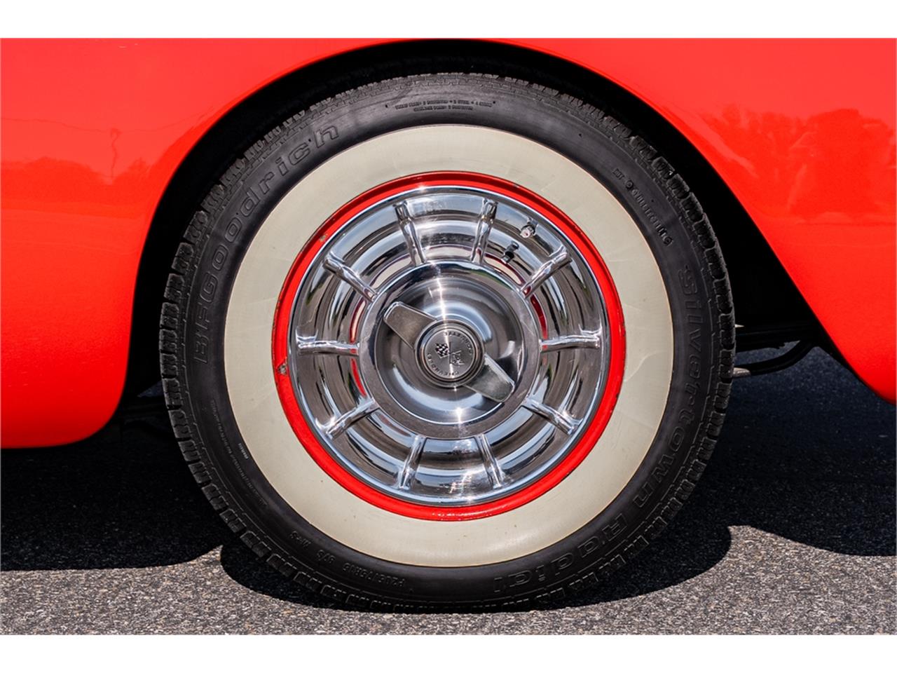 Chevrolet-Corvette-1957-Venetian-Red-Polo-White-Red-63