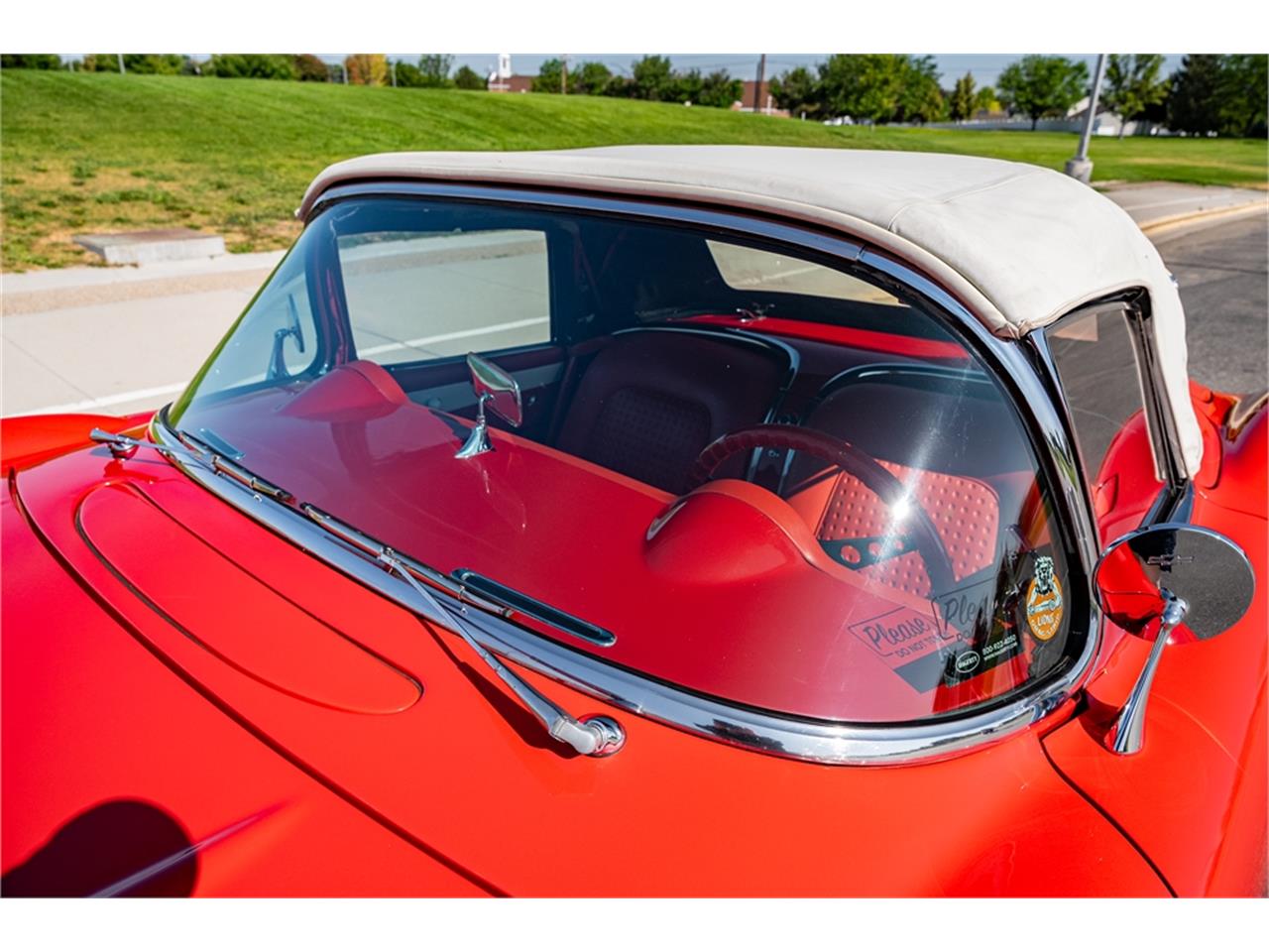 Chevrolet-Corvette-1957-Venetian-Red-Polo-White-Red-7