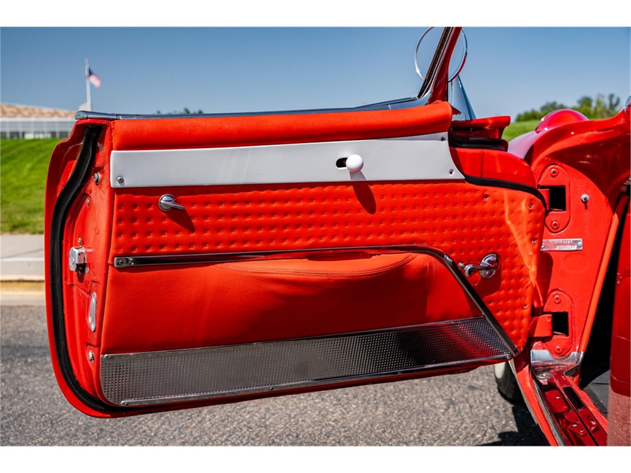 Chevrolet-Corvette-1957-Venetian-Red-Polo-White-Red-70