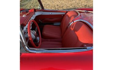 Chevrolet-Corvette-1957-Venetian-Red-Polo-White-Red-71