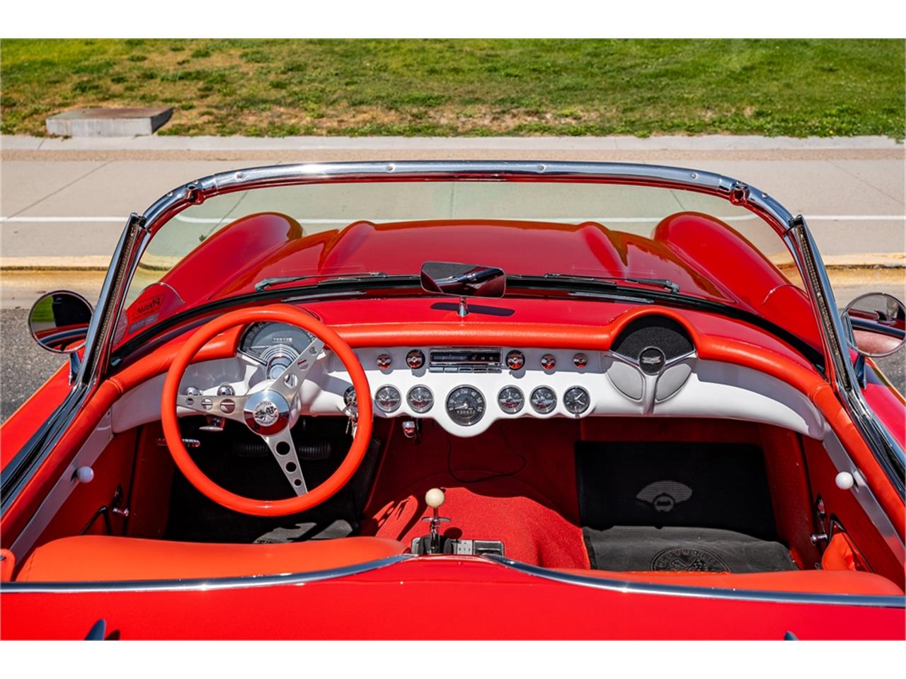Chevrolet-Corvette-1957-Venetian-Red-Polo-White-Red-75