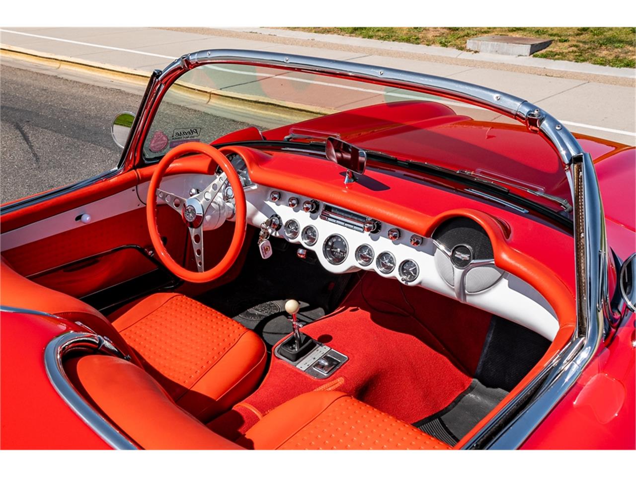 Chevrolet-Corvette-1957-Venetian-Red-Polo-White-Red-78