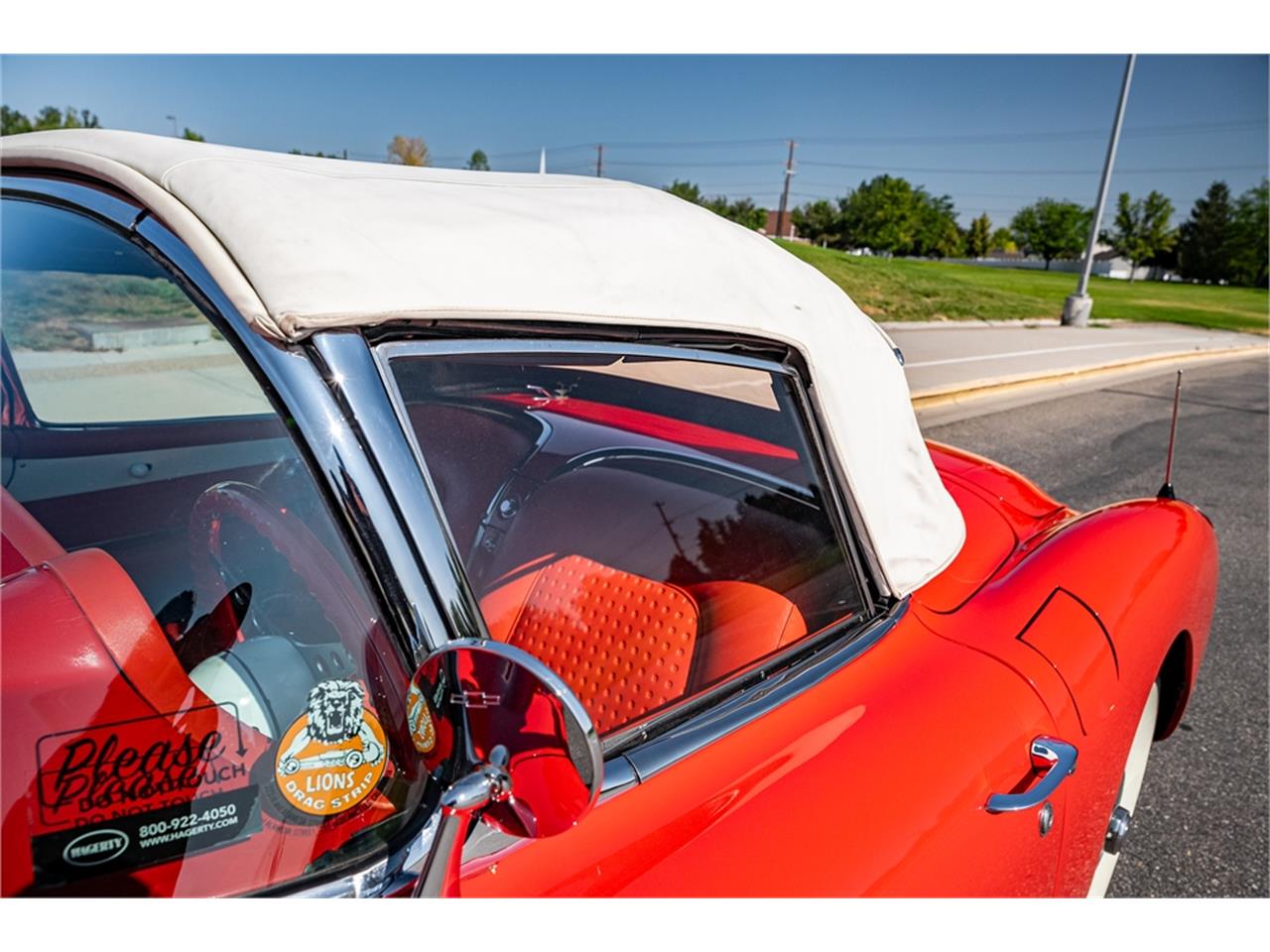Chevrolet-Corvette-1957-Venetian-Red-Polo-White-Red-8