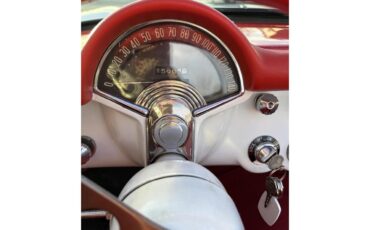 Chevrolet-Corvette-1957-Venetian-Red-Polo-White-Red-81