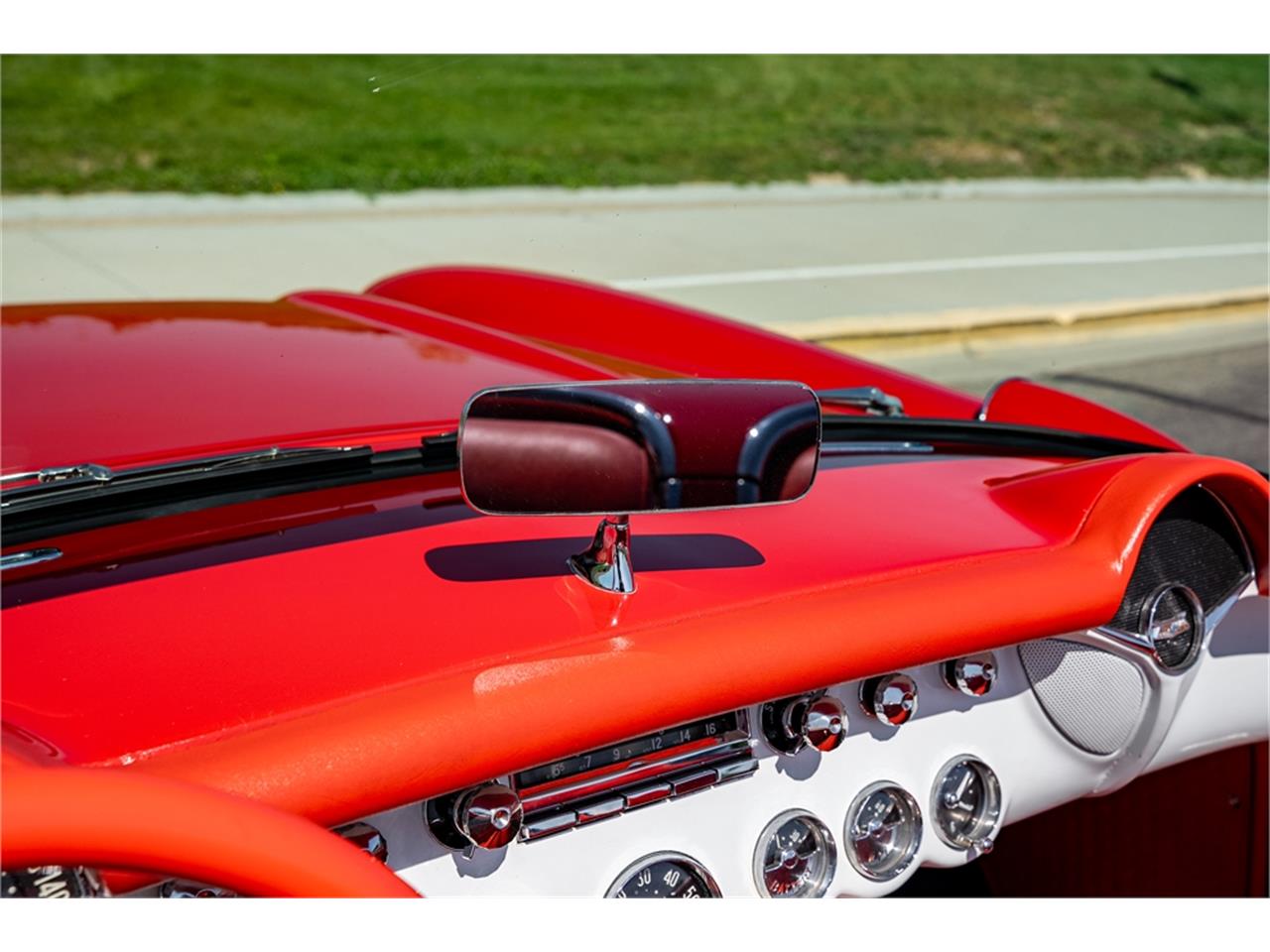 Chevrolet-Corvette-1957-Venetian-Red-Polo-White-Red-83