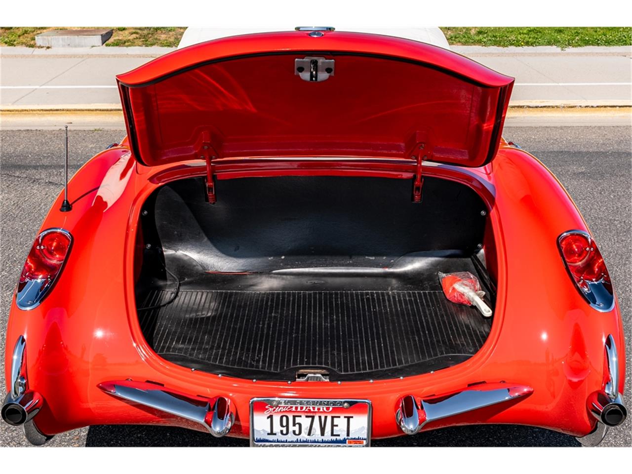 Chevrolet-Corvette-1957-Venetian-Red-Polo-White-Red-93