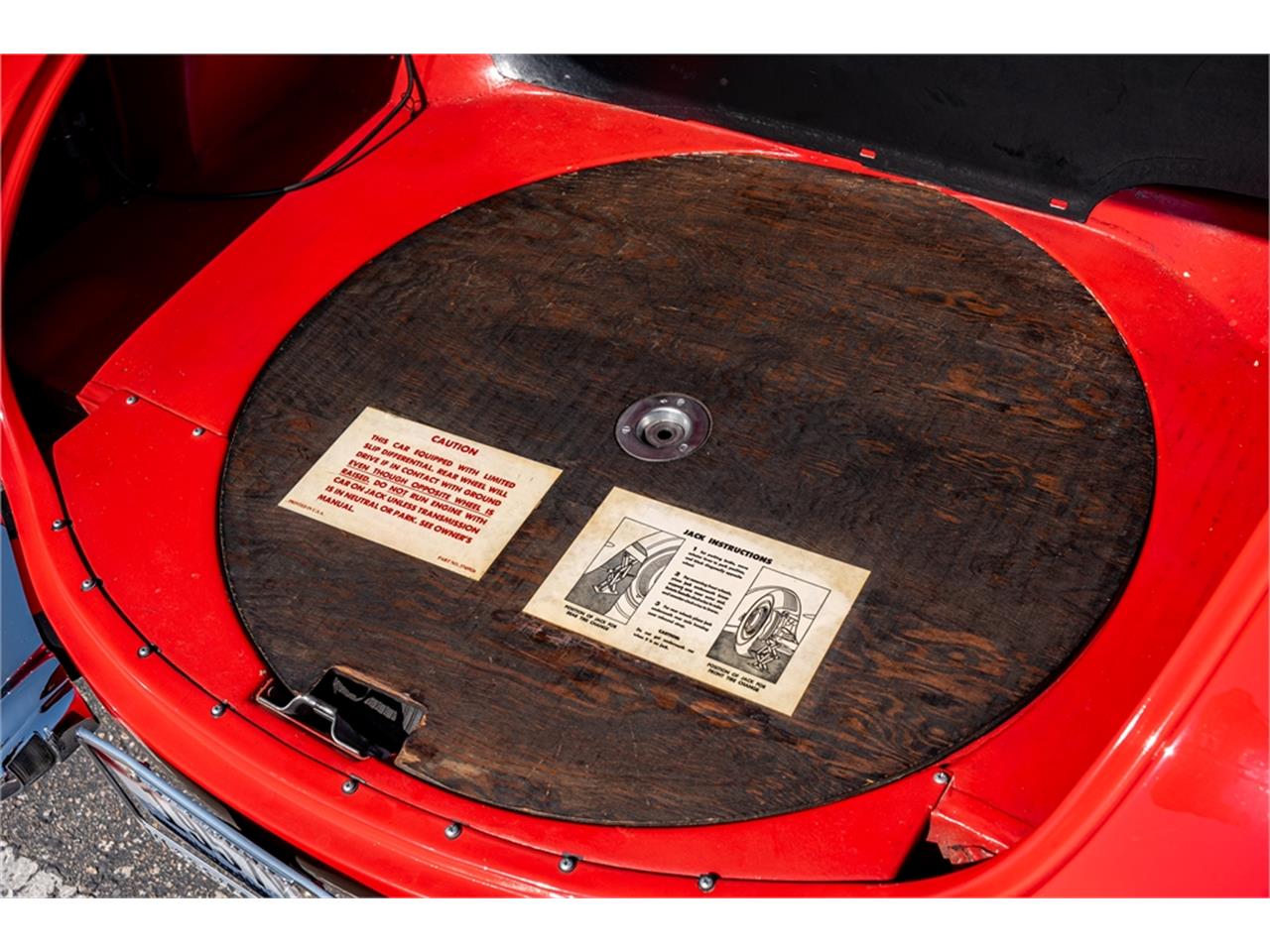 Chevrolet-Corvette-1957-Venetian-Red-Polo-White-Red-94