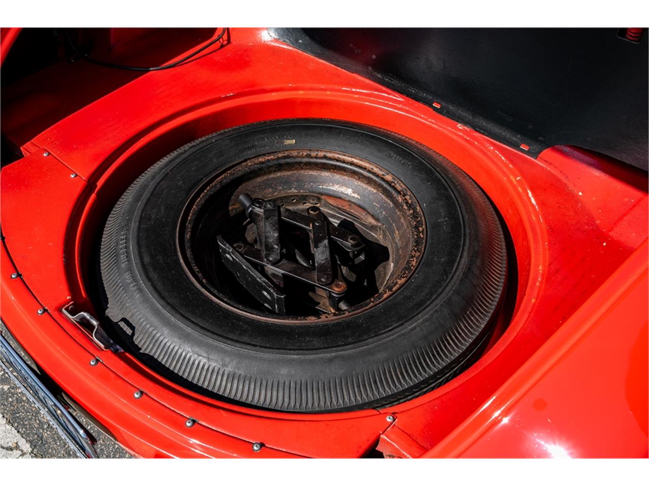 Chevrolet-Corvette-1957-Venetian-Red-Polo-White-Red-95