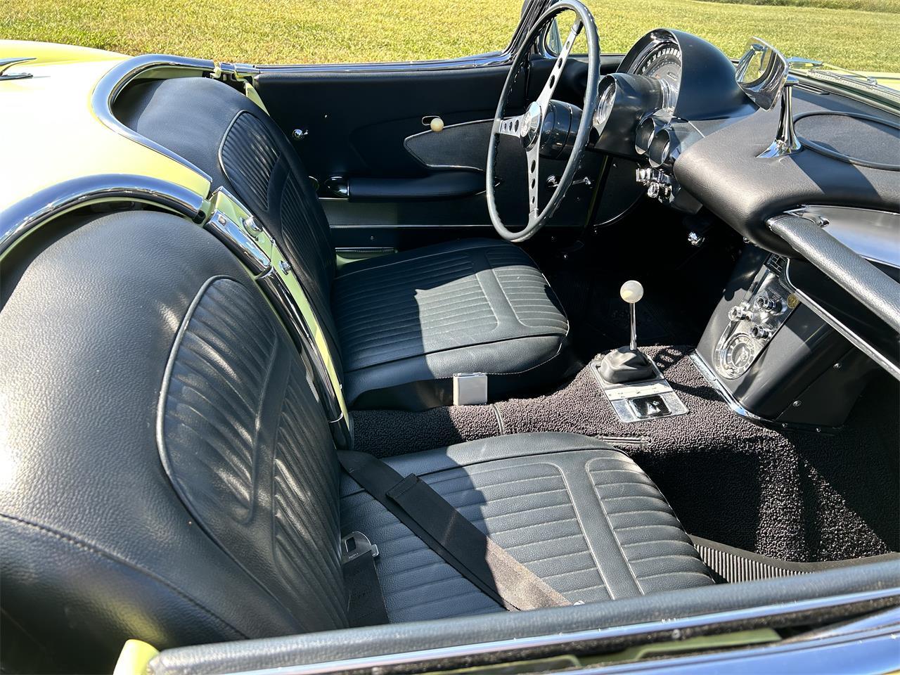 Chevrolet-Corvette-1958-Panama-yellow-Black-1