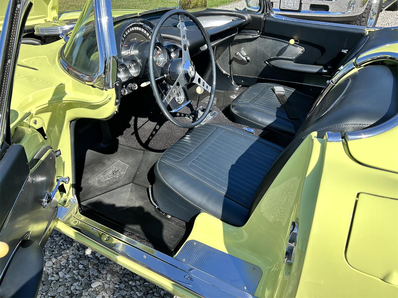 Chevrolet-Corvette-1958-Panama-yellow-Black-15