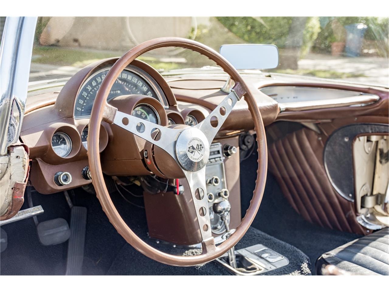 Chevrolet-Corvette-1960-Beige-Black-1
