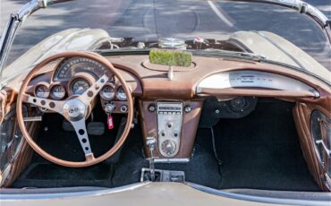Chevrolet-Corvette-1960-Beige-Black-10