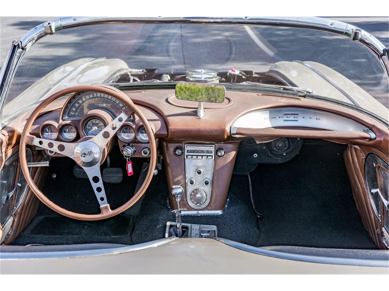 Chevrolet-Corvette-1960-Beige-Black-10