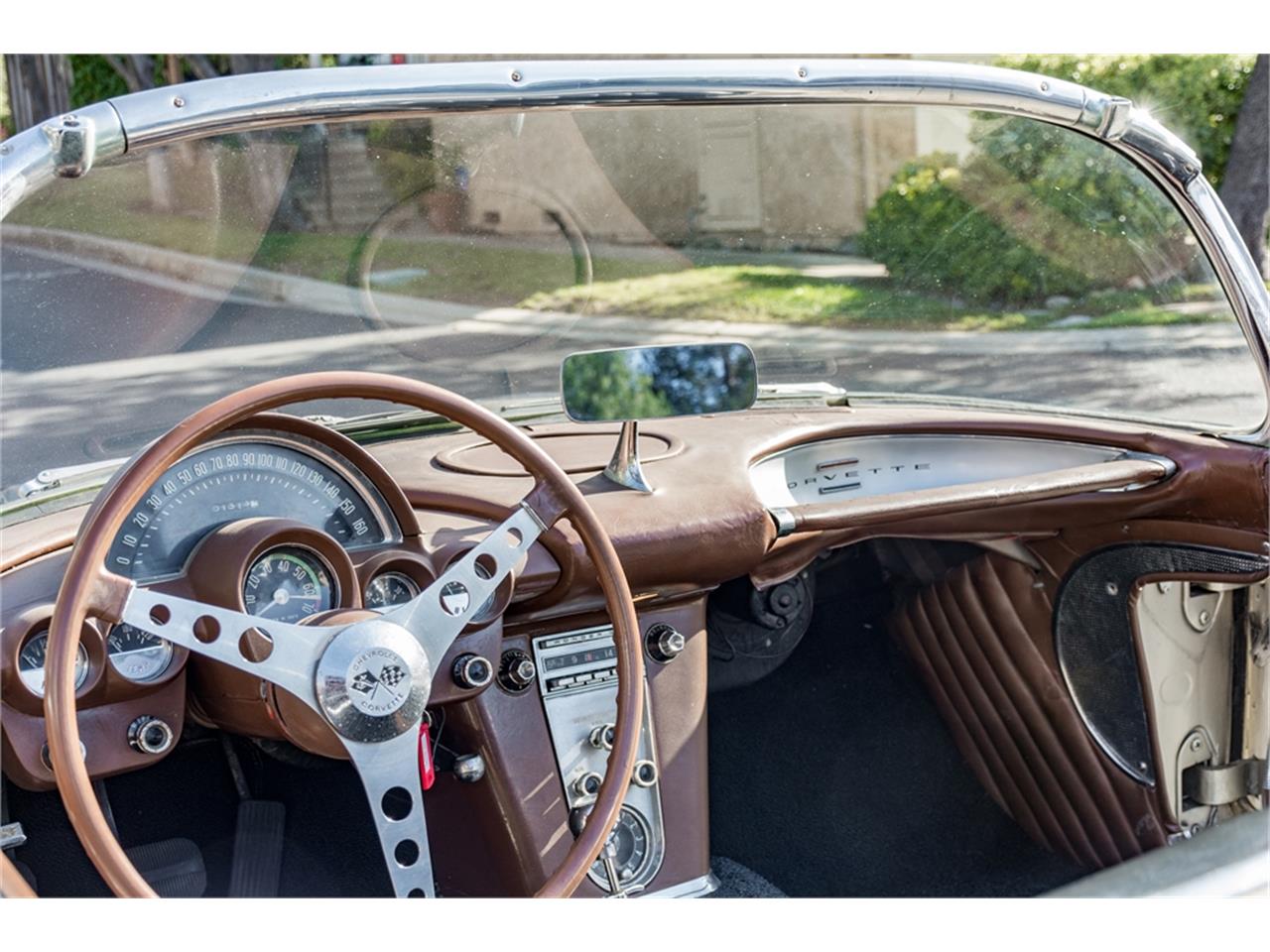Chevrolet-Corvette-1960-Beige-Black-17
