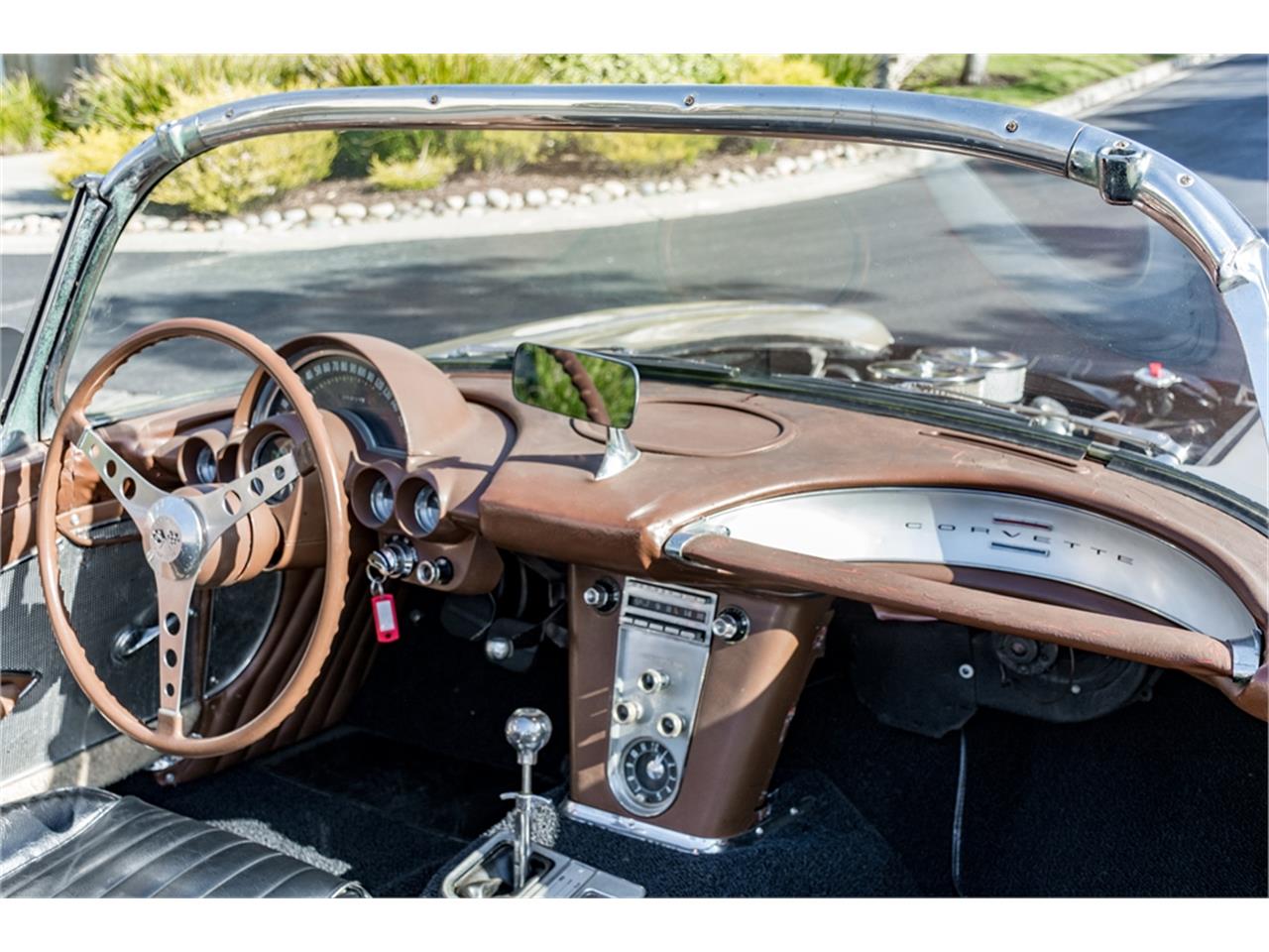 Chevrolet-Corvette-1960-Beige-Black-18