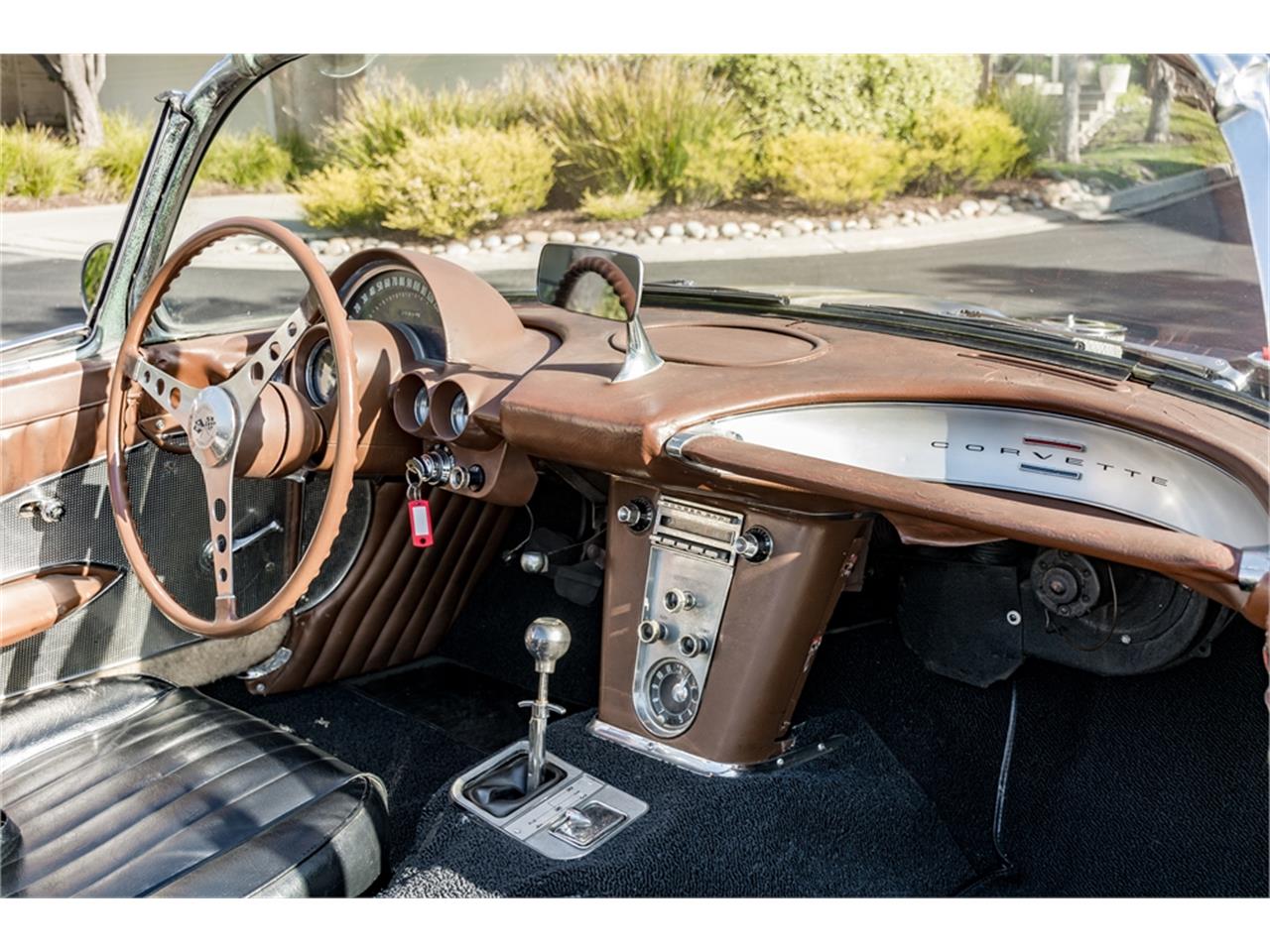 Chevrolet-Corvette-1960-Beige-Black-19