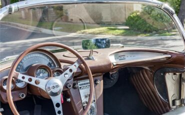 Chevrolet-Corvette-1960-Beige-Black-2