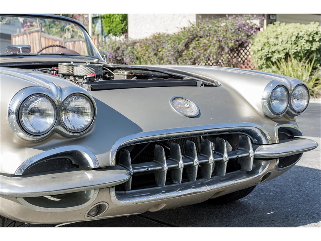 Chevrolet-Corvette-1960-Beige-Black-23