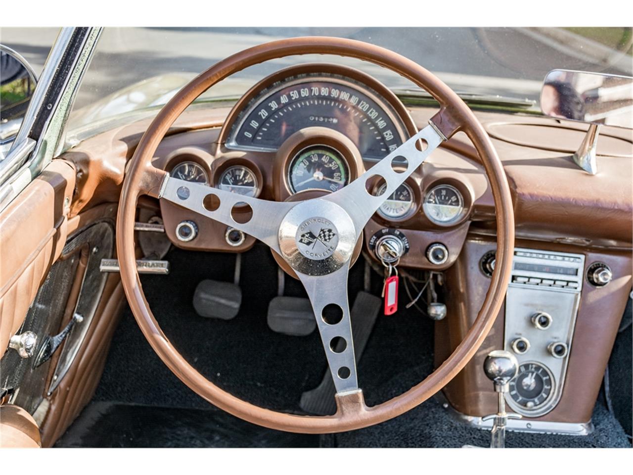 Chevrolet-Corvette-1960-Beige-Black-24