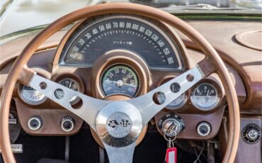 Chevrolet-Corvette-1960-Beige-Black-40