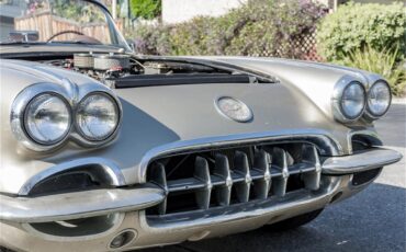 Chevrolet-Corvette-1960-Beige-Black-43