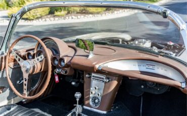Chevrolet-Corvette-1960-Beige-Black-7