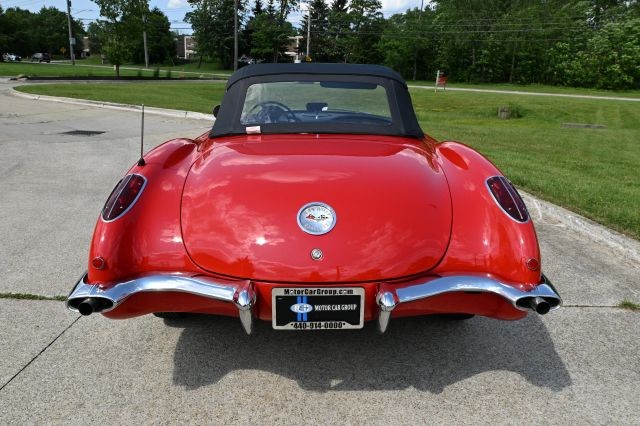 Chevrolet-Corvette-1960-Convertible-4