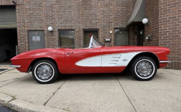 Chevrolet-Corvette-1961-10