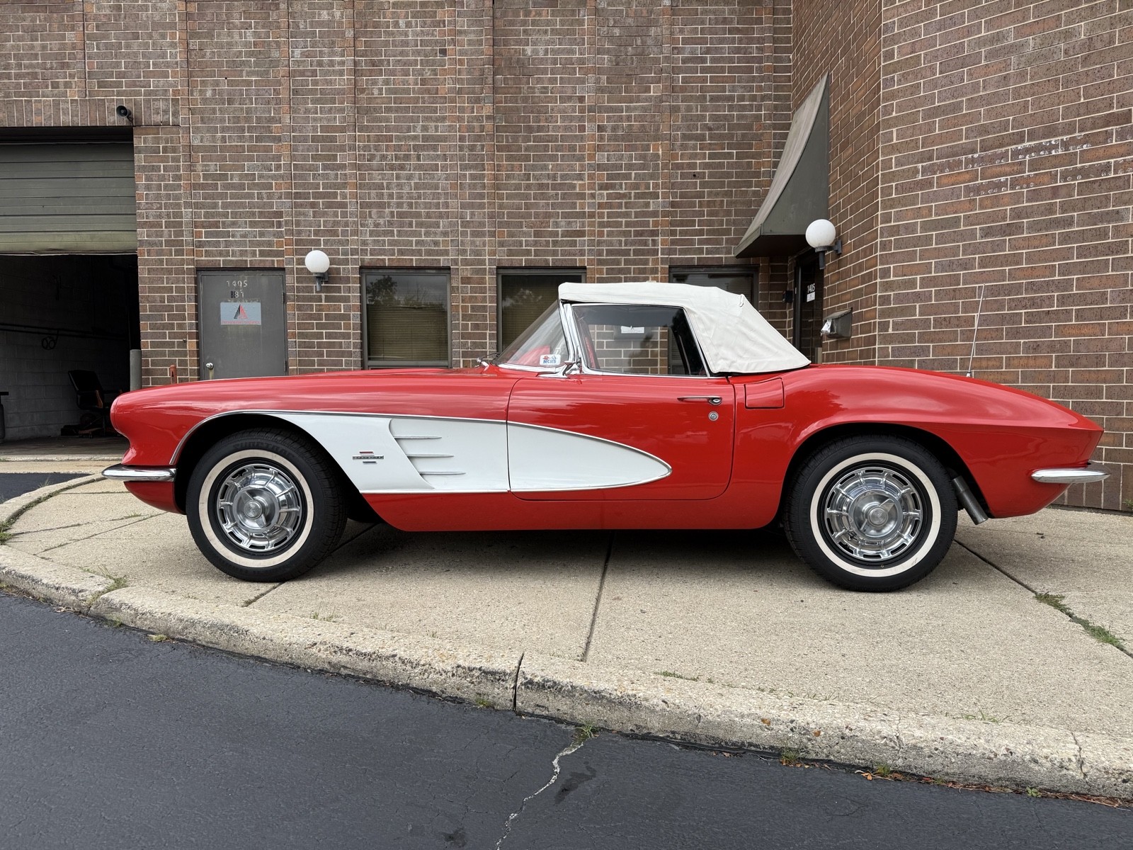 Chevrolet-Corvette-1961-2