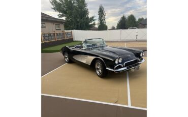 Chevrolet-Corvette-1961-BlackWhite-Black-1