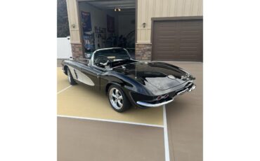 Chevrolet-Corvette-1961-BlackWhite-Black-4