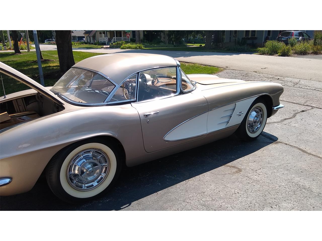 Chevrolet-Corvette-1961-Fawn-Fawn-20