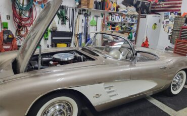 Chevrolet-Corvette-1961-Fawn-Fawn-21