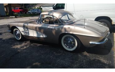 Chevrolet-Corvette-1961-Fawn-Fawn-4
