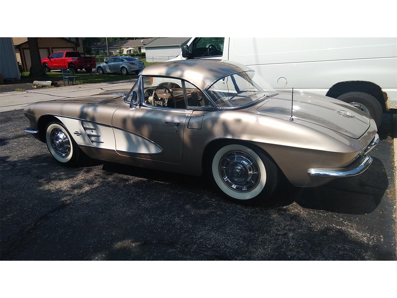Chevrolet-Corvette-1961-Fawn-Fawn-4