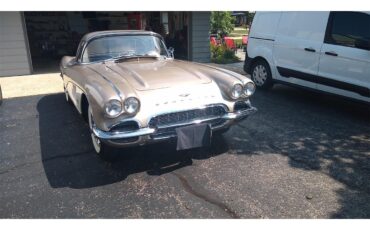 Chevrolet-Corvette-1961-Fawn-Fawn-5