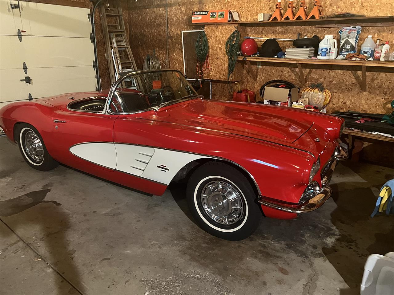 Chevrolet-Corvette-1961-Redwhite-Black