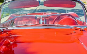 Chevrolet-Corvette-1961-Roman-RedWhite-Red-2