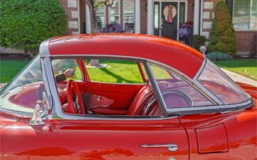 Chevrolet-Corvette-1961-Roman-RedWhite-Red-22