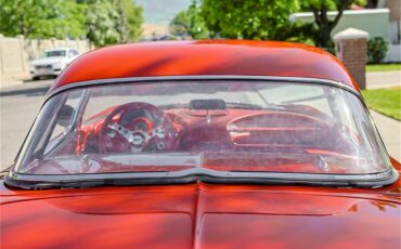 Chevrolet-Corvette-1961-Roman-RedWhite-Red-24