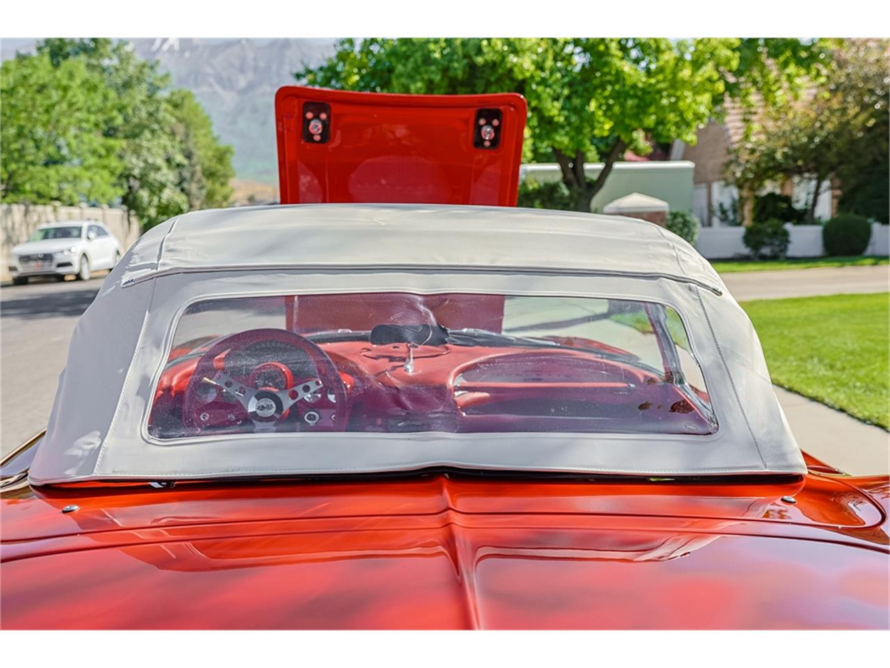 Chevrolet-Corvette-1961-Roman-RedWhite-Red-3