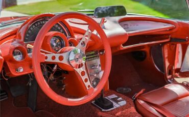 Chevrolet-Corvette-1961-Roman-RedWhite-Red-38