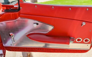 Chevrolet-Corvette-1961-Roman-RedWhite-Red-49
