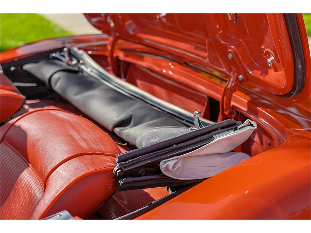 Chevrolet-Corvette-1961-Roman-RedWhite-Red-56
